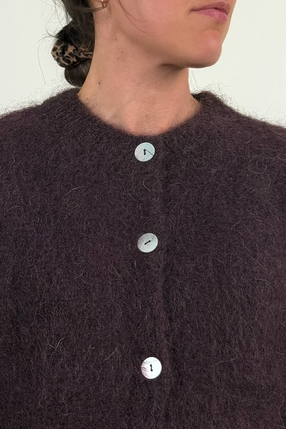 Gilet Alma en mohair chocolat, boutons nacre — Bling Paris