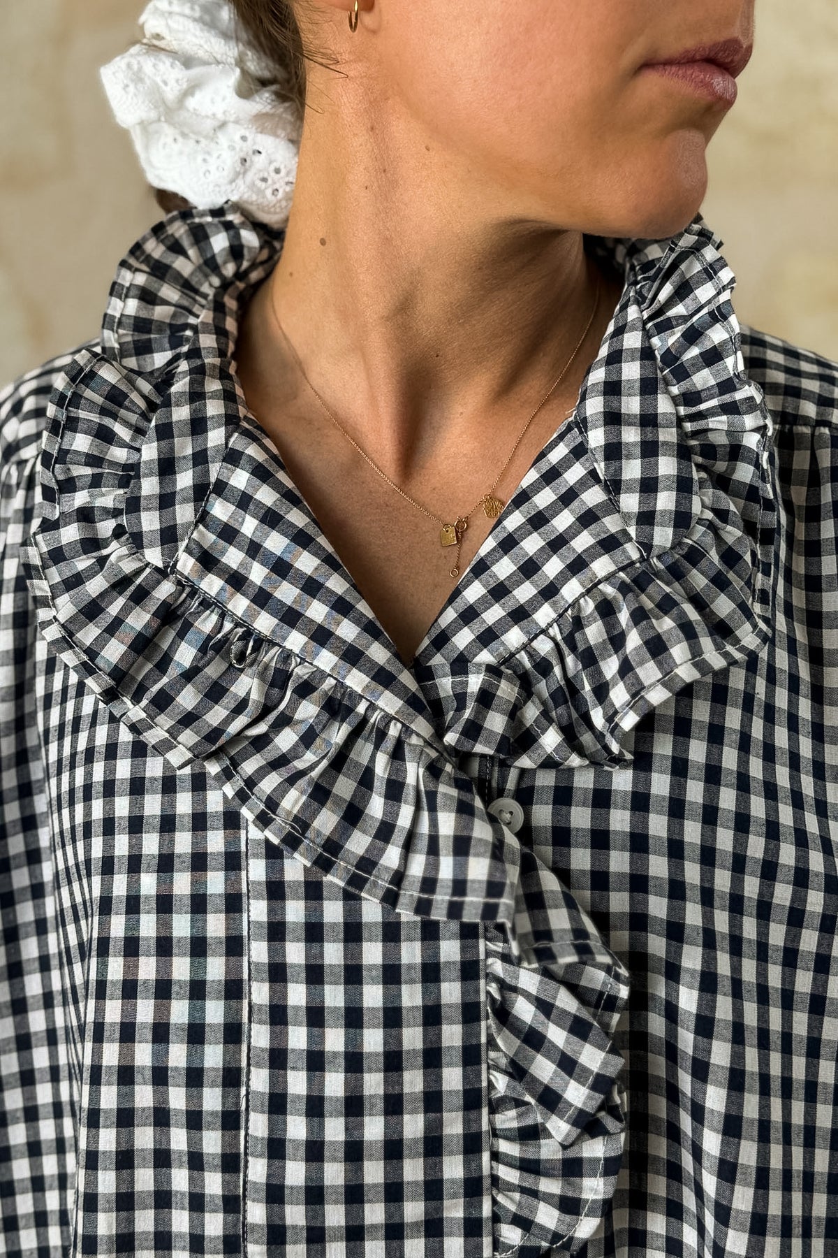 Blouse Jeanne à carreaux vichy marine, col volanté — Bling Paris