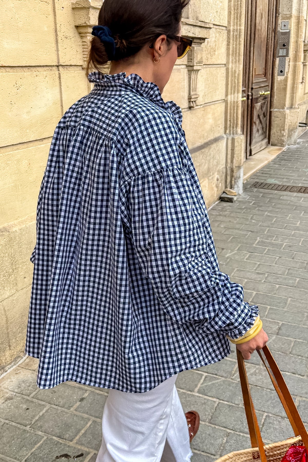Blouse Jeanne à carreaux vichy marine, col volanté — Bling Paris