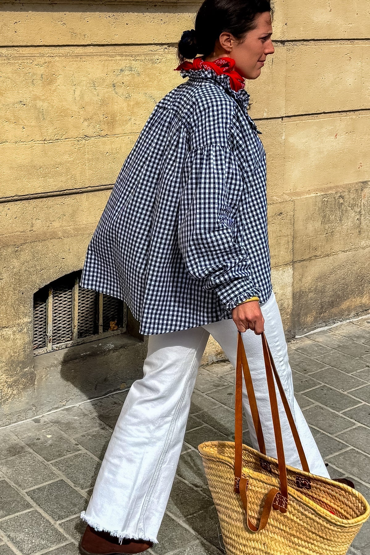 Blouse Jeanne à carreaux vichy marine, col volanté — Bling Paris
