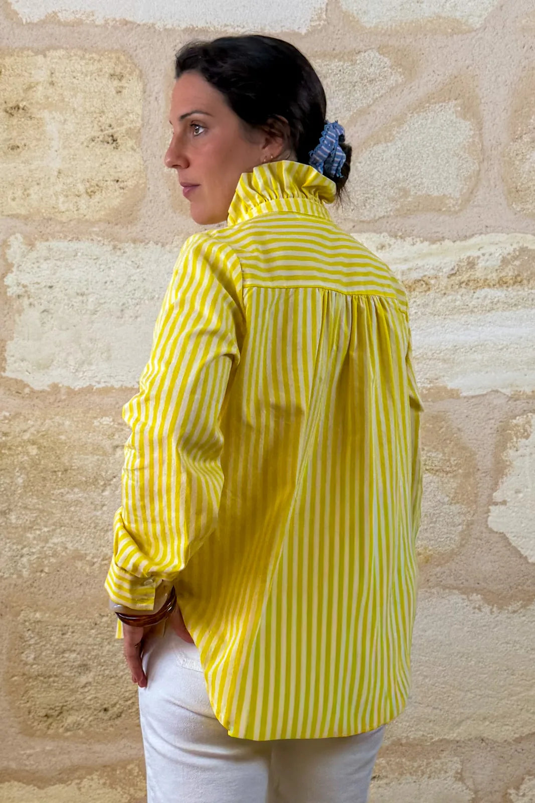 Chemise Louise à rayures jaunes, col victorien — Bling Paris