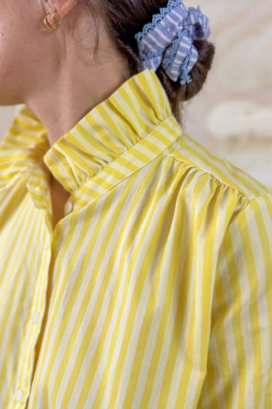 Chemise Louise à rayures jaunes, col victorien — Bling Paris
