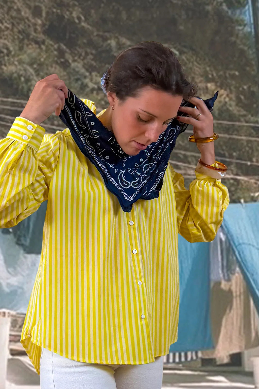 Chemise Louise à rayures jaunes, col victorien — Bling Paris