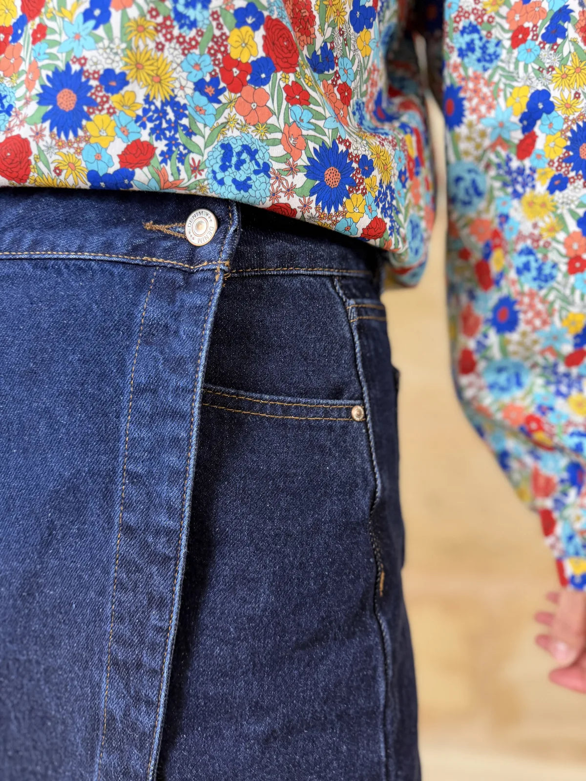 Jupe-short Alix en jean denim brut, coupe portefeuille — Bling Paris