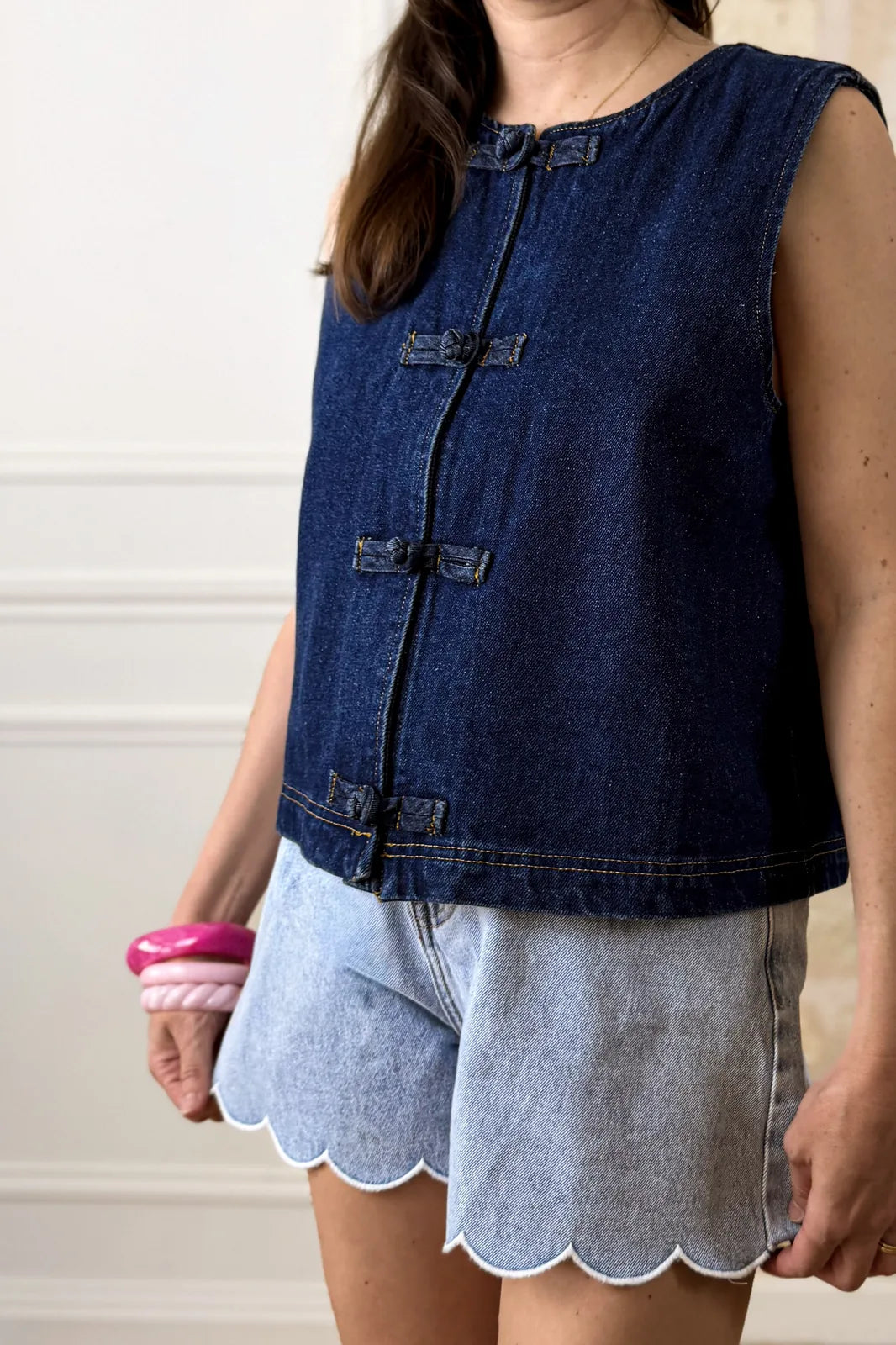 Top Nora sans manches en jean, boutons brandebourg — Bling Paris