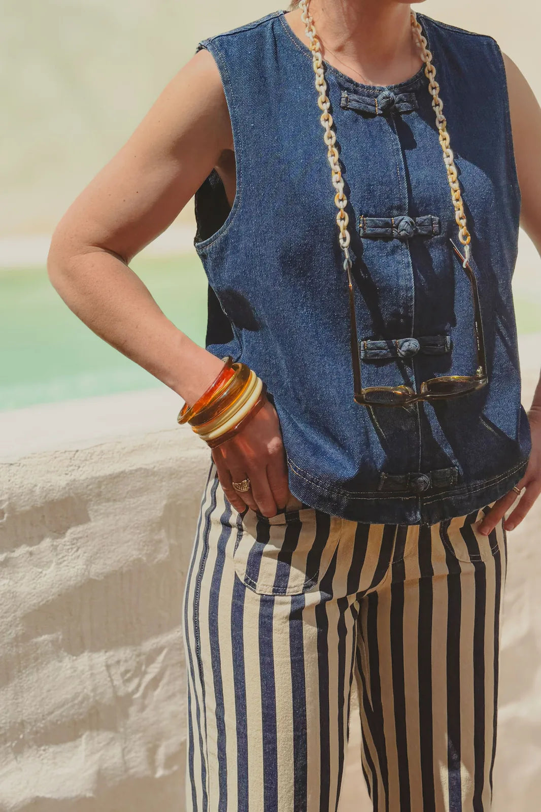 Top Nora sans manches en jean, boutons brandebourg — Bling Paris