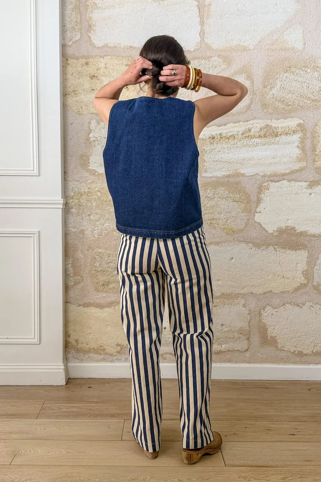 Top Nora sans manches en jean, boutons brandebourg — Bling Paris