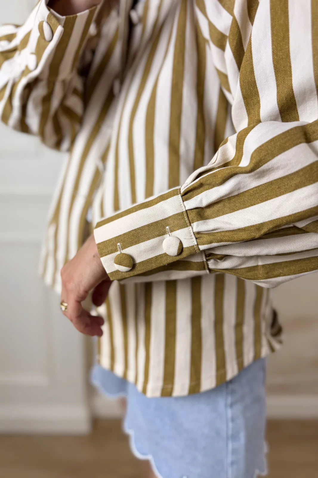 Veste Brune rayée moutarde et écru, manches ballon — Bling Paris