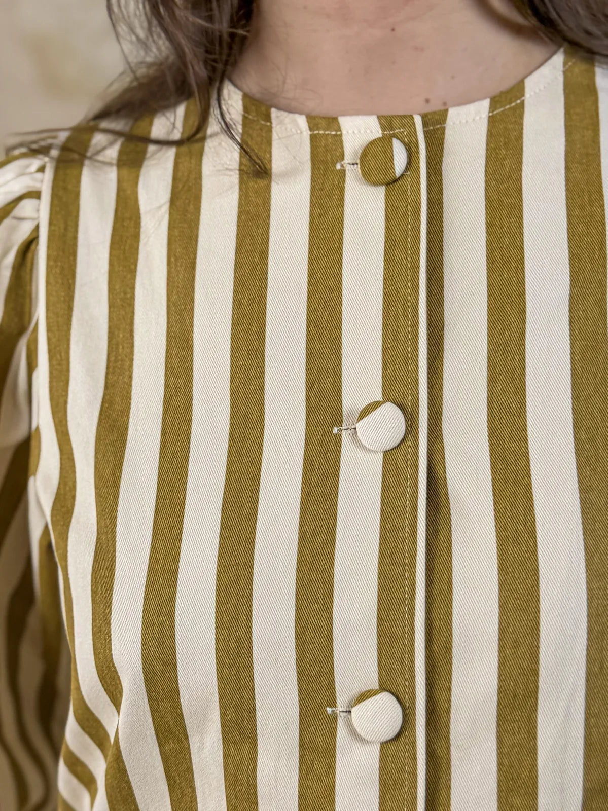 Veste Brune rayée moutarde et écru, manches ballon — Bling Paris
