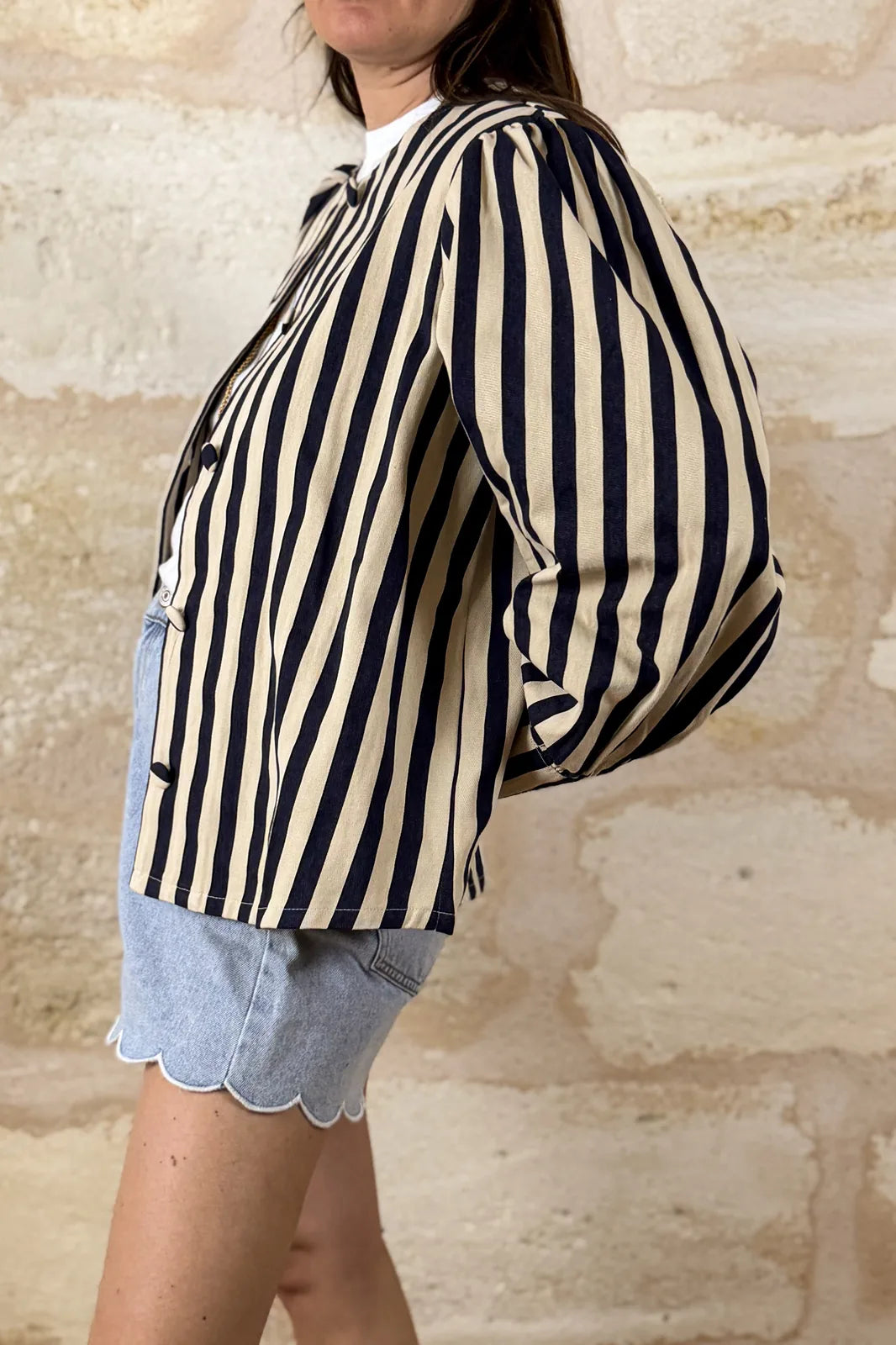 Veste Brune rayée marine et écru, manches ballon — Bling Paris